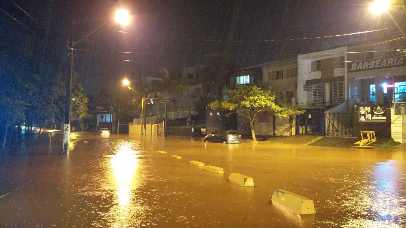 O Lago Igapó 2 transbordou e alagou ruas e calçadas nas proximidades do Aterro