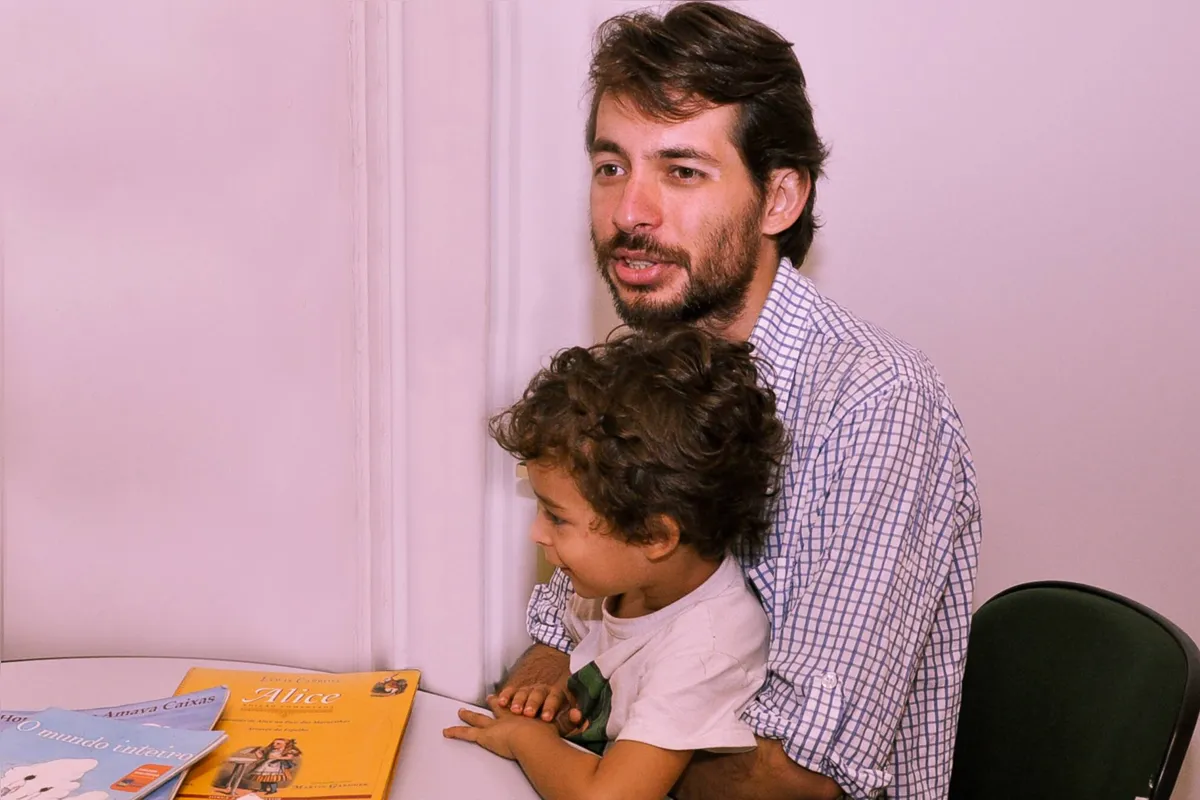  Luís Henrique Mioto começou a escrever a coleção de livros infantis após o nascimento do filho Lao, a começar por "Foi"