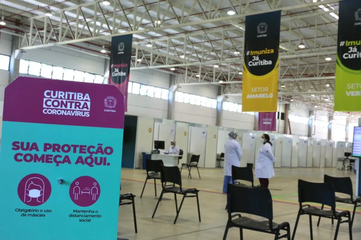 Imagem ilustrativa da imagem Com UTIs lotadas, Curitiba estende lockdown e suspende ônibus