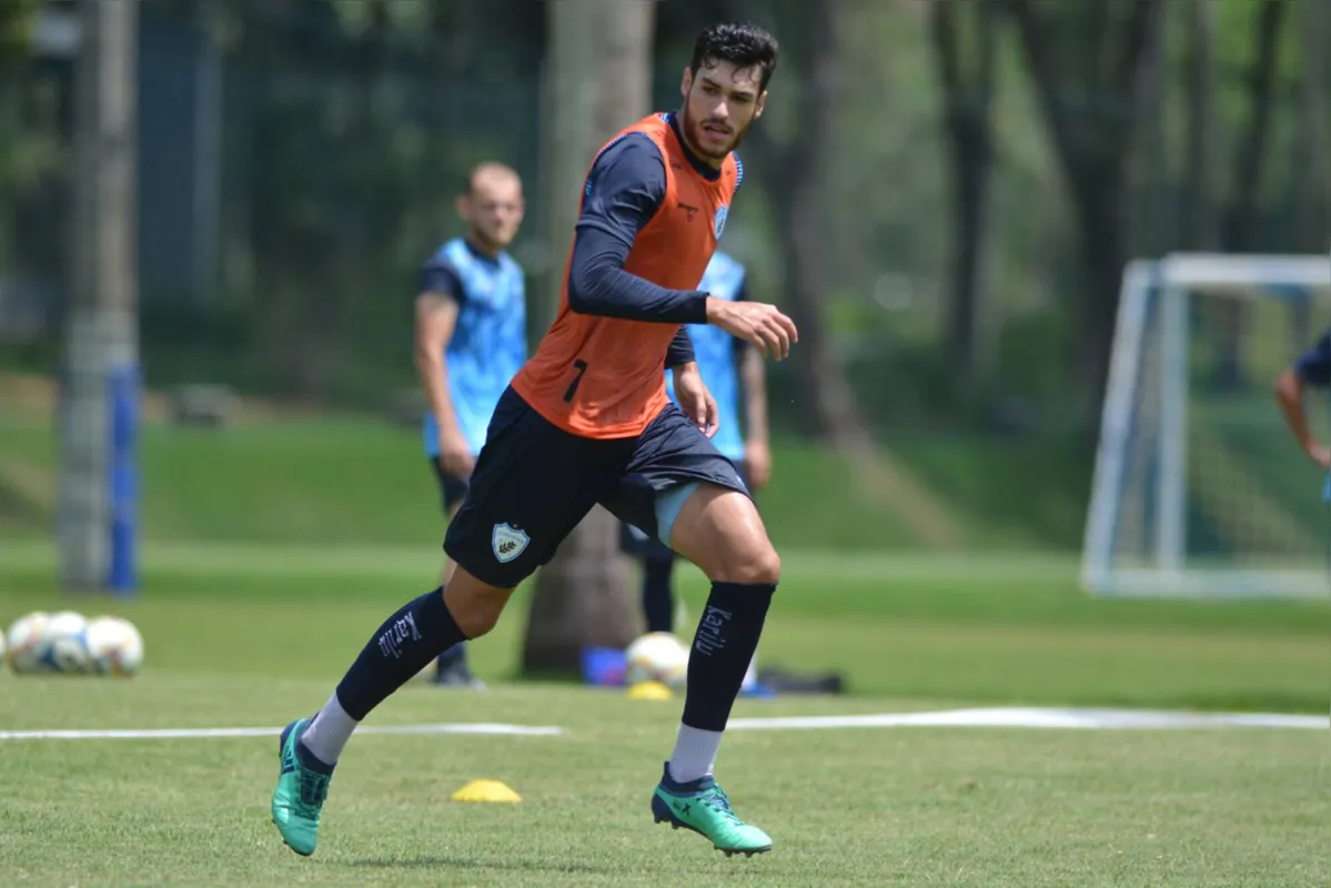 Depois de perder boa parte da temporada passada, em razão de uma cirurgia no joelho, o zagueiro Willian Correia começa o ano como titular