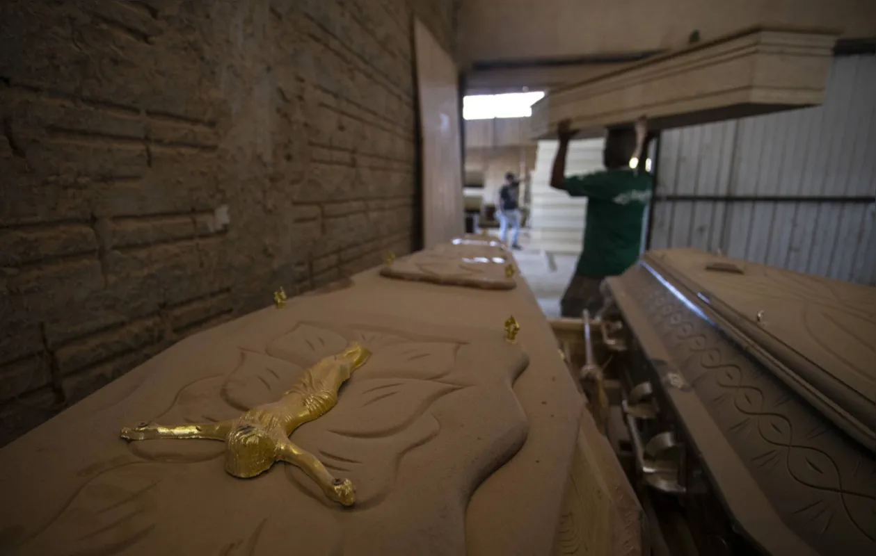 Imagem ilustrativa da imagem Com recorde de mortes, fábrica de caixões tem atraído fila de clientes a Jaguapitã