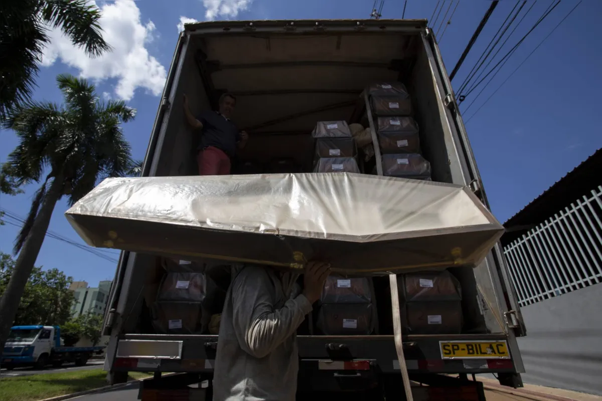 Imagem ilustrativa da imagem Com recorde de mortes, fábrica de caixões tem atraído fila de clientes a Jaguapitã
