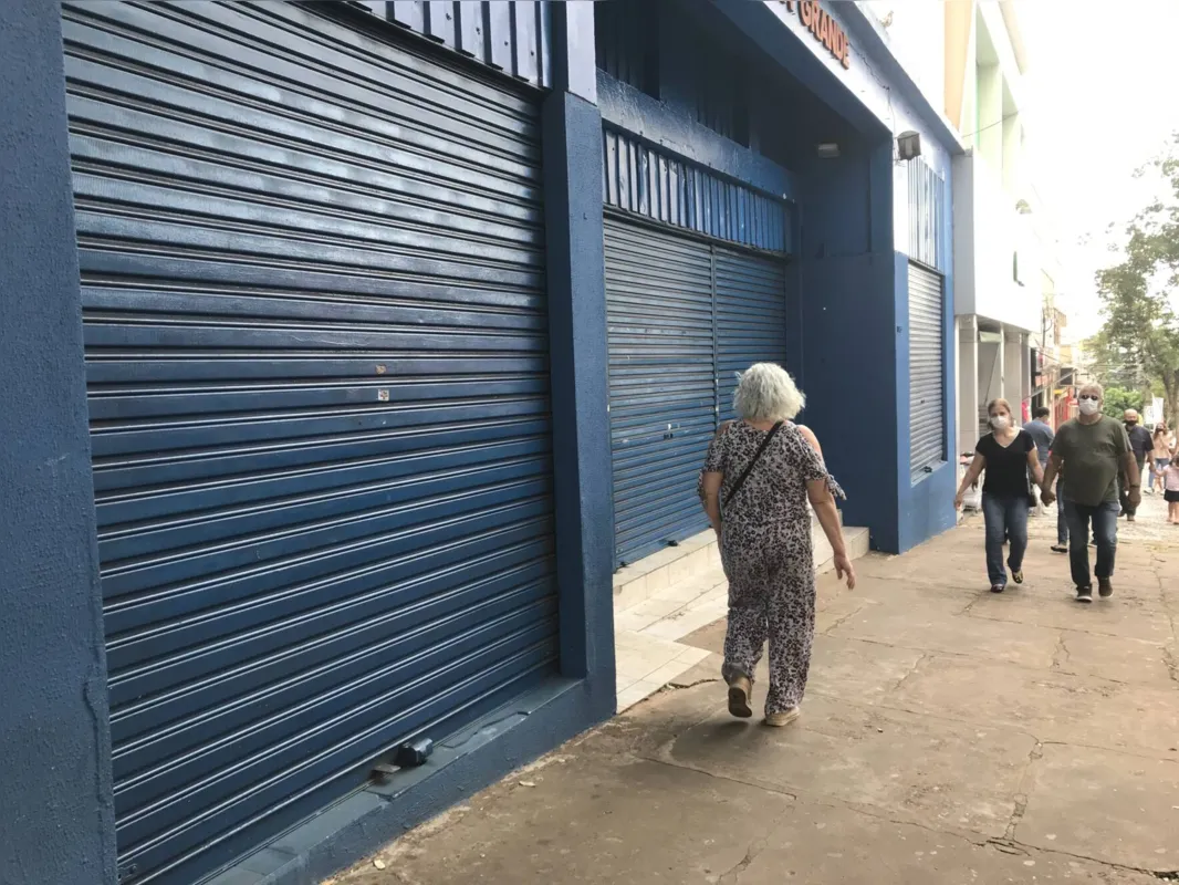 Outras lojas encerram atividades às 13 horas. 