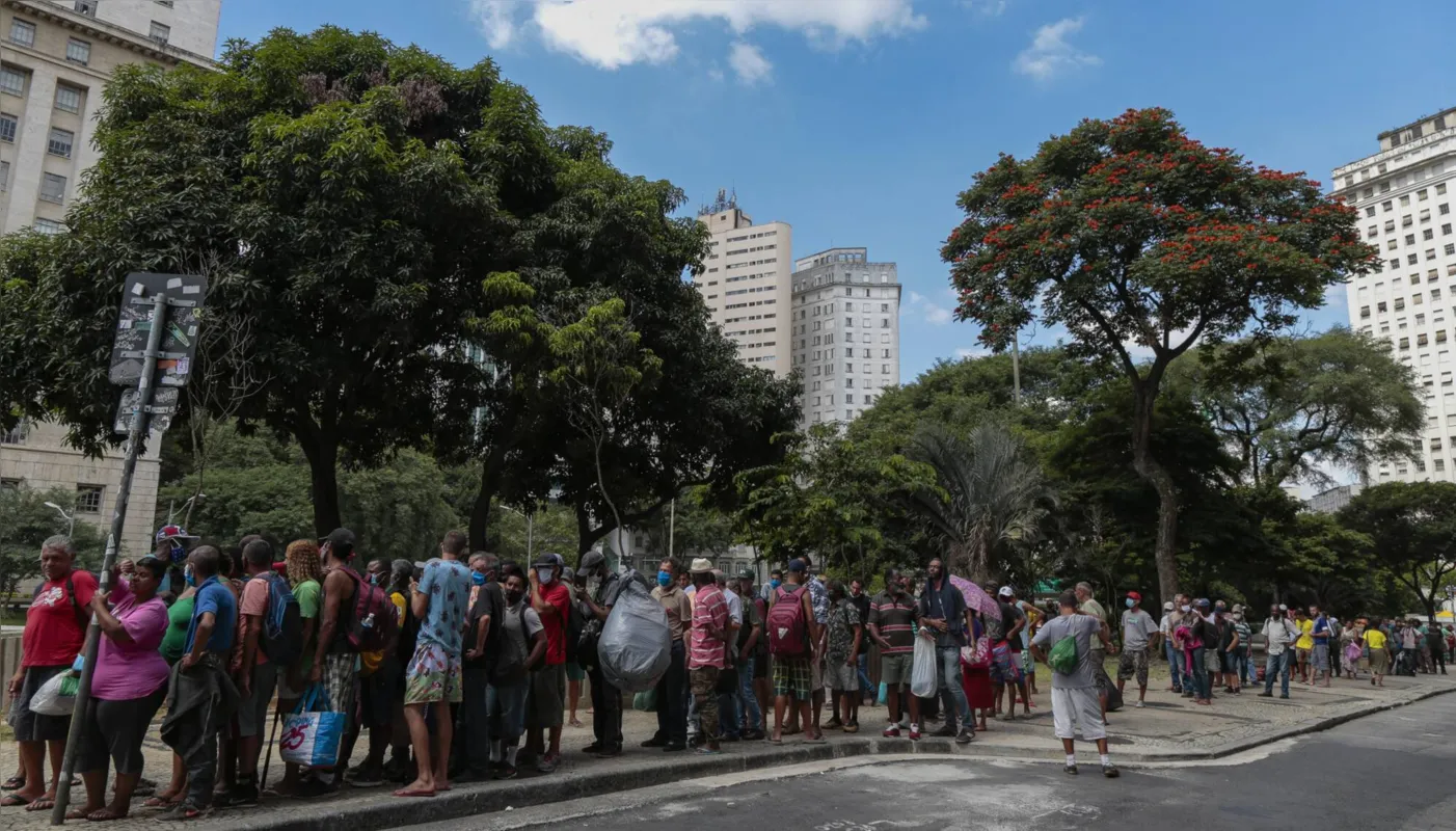 Pessoas em situação de rua buscam comida em São Paulo. População de rua cresceu com a pandemia da Covid-19