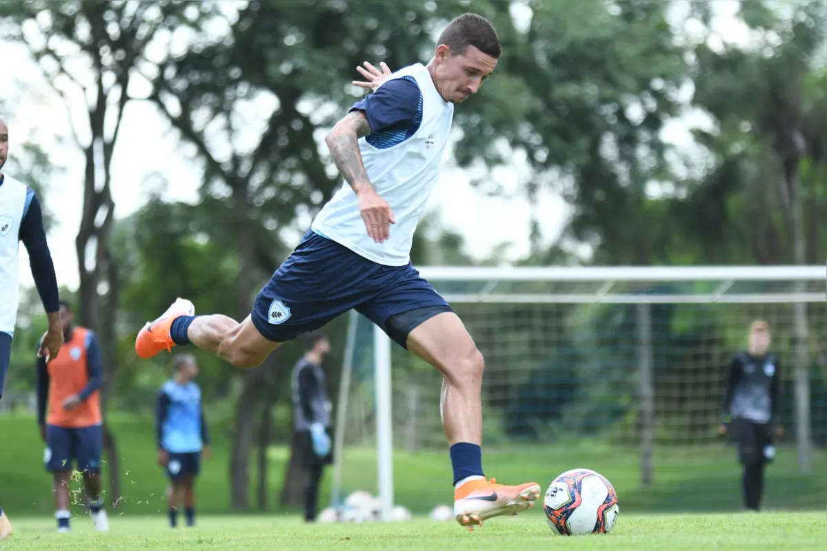 Safira passou em branco na estreia e terá mais uma oportunidade com a camisa 9 do LEC