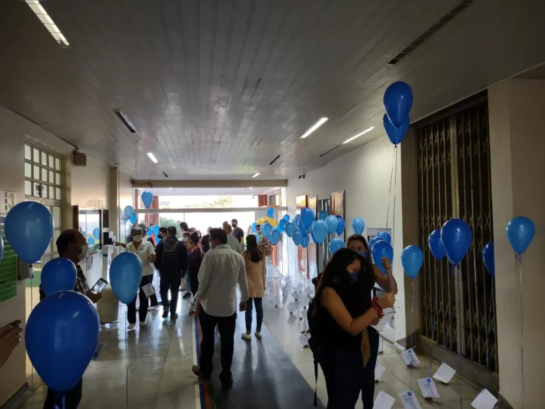 Imagem ilustrativa da imagem Desenhos e chocolates em apoio aos profissionais do HU de Londrina