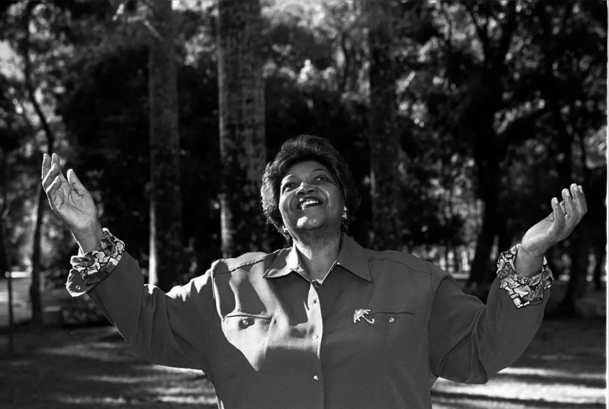 Dona Ivone Lara no Jardim Botânico, Rio de Janeiro, sendo fotografada para p lançamento do disco em 2001