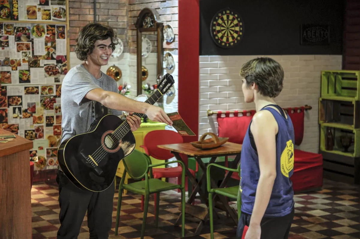Imagem ilustrativa da imagem Em Malhação, Pedro faz uma serenata para Karina