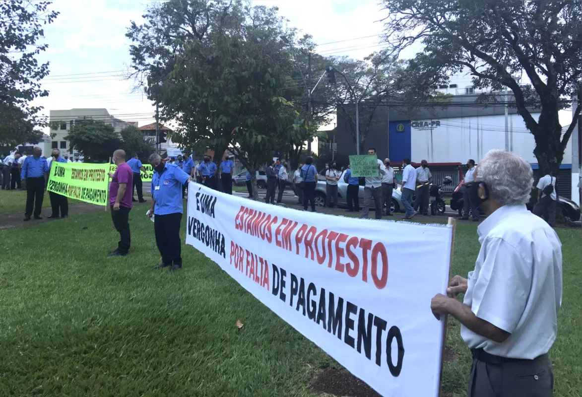 Imagem ilustrativa da imagem Em mais um dia sem salários, motoristas fazem manifestação na Prefeitura