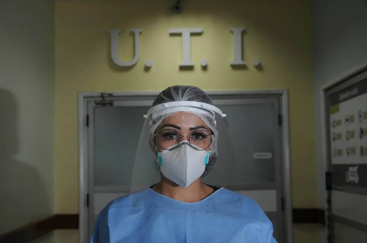 Adriele Tarboni, enfermeira da Santa Casa: "O ambiente hospitalar ficou mais estressante, o trabalho triplicou, exigem muito mais de nós" 