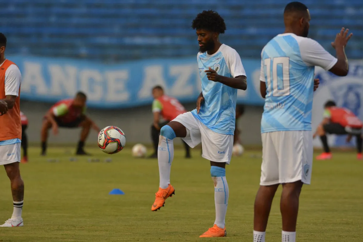 Jogadores do Londrina e Maringá chegaram a fazer o aquecimento do gramado do estádio do Café