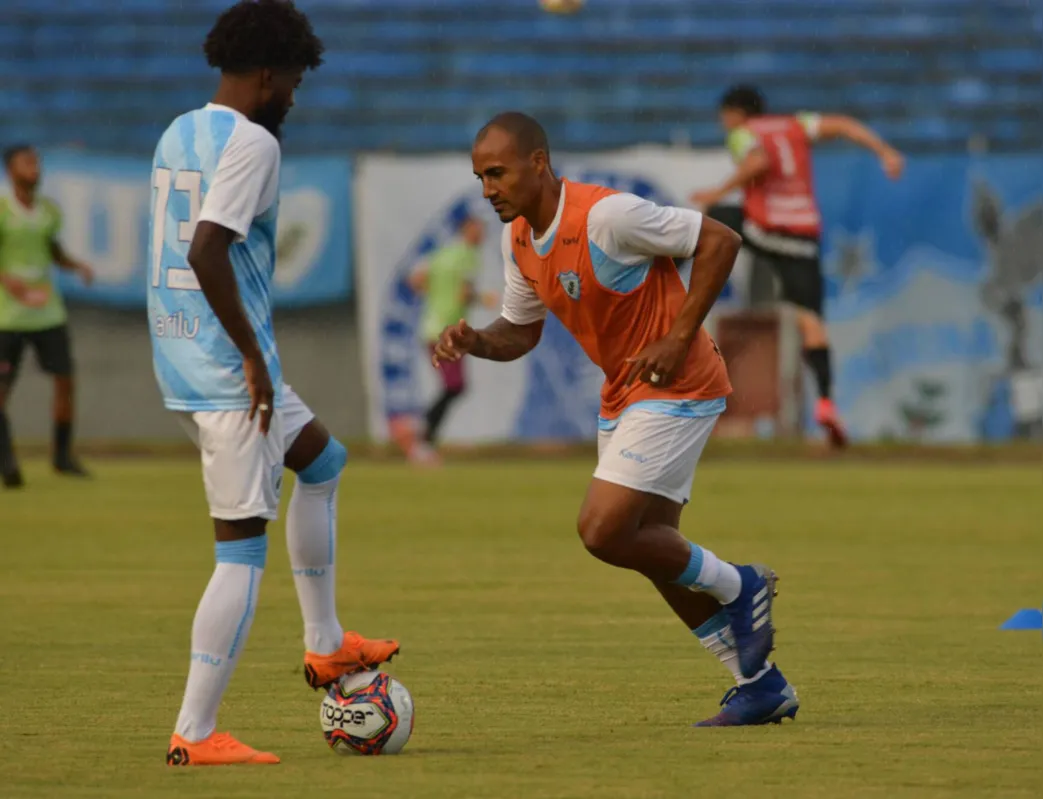 Jogadores do LEC e do Maringá chegaram a fazer aquecimento no Café antes do jogo ser adiado por decreto municipal