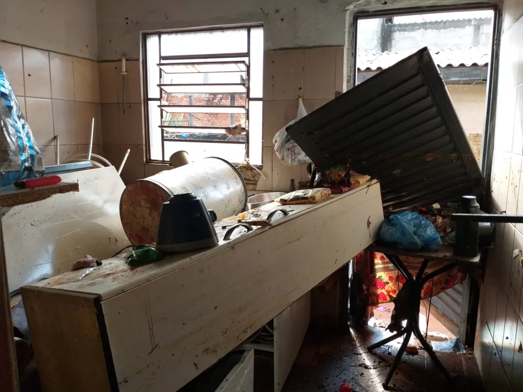 Enxurrada estourou porta da cozinha e levou tudo o que tinha pela frente