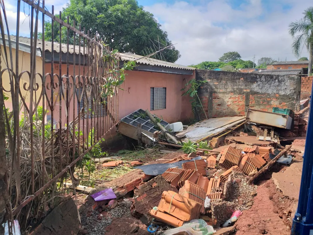 Muro e portão de imóvel caíram no Ana Rosa