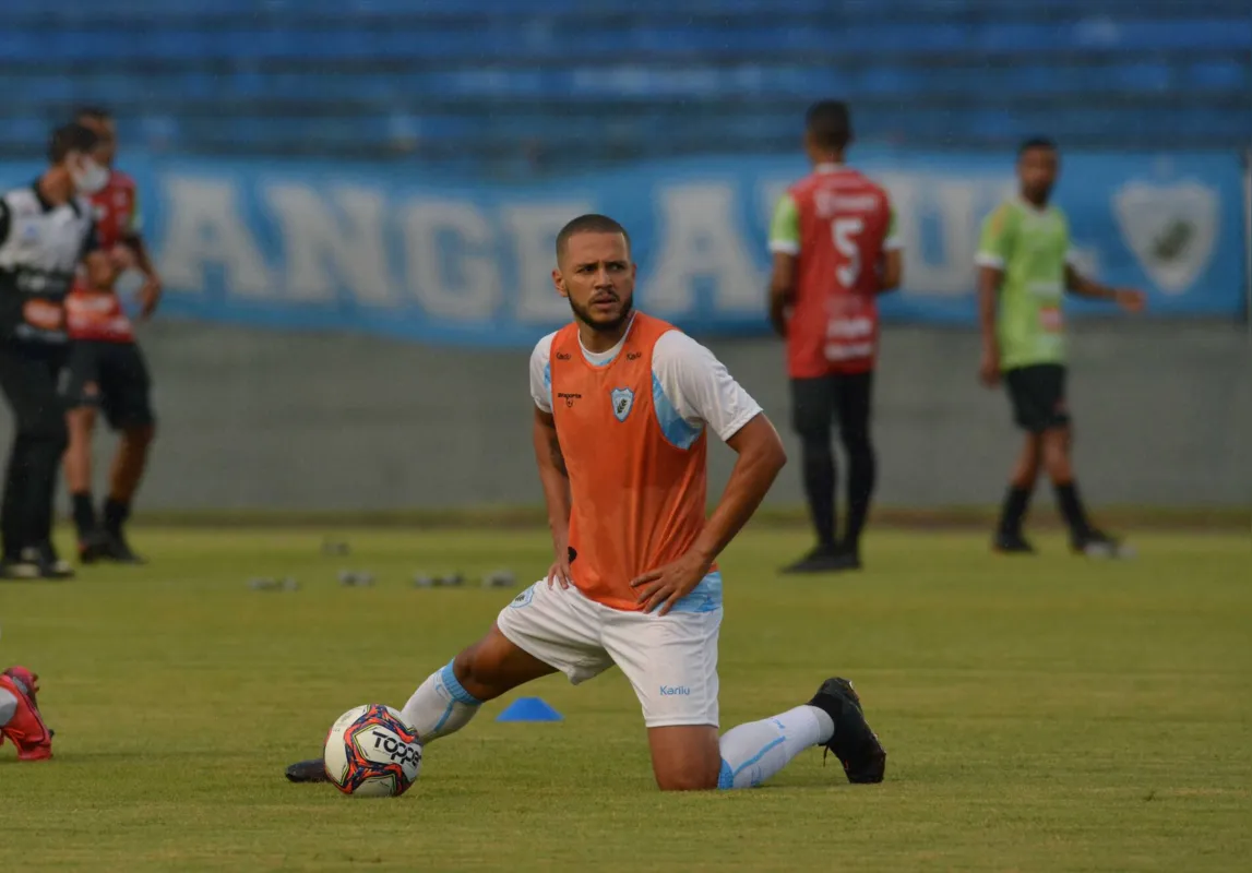 Os jogadores do Londrina e do Maringá chegaram a fazer o aquecimento no Café, mas o jogo acabou sendo adiado