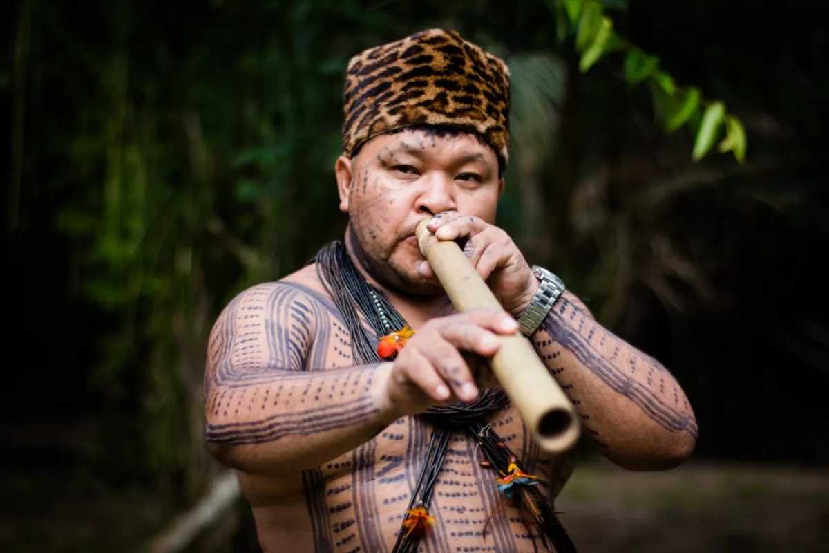 Indígenas se reúnem num festival  cujo nome deriva da sigla "rec" - de recordar - e da palavra guarani "tyty", que aos nossos ouvidos soa como "tatá" e que cria uma rede de significados 