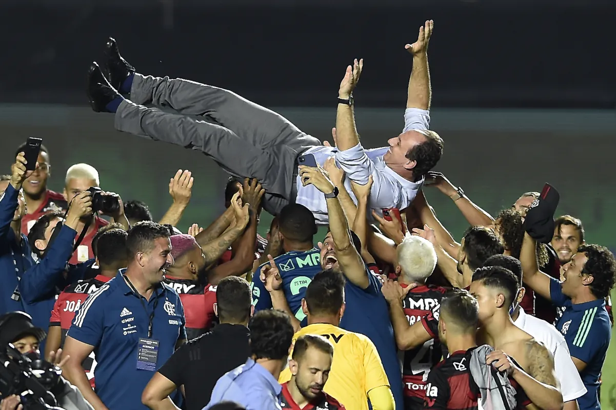 Imagem ilustrativa da imagem Flamengo perde, mas é campeão brasileiro com empate entre Inter e Corinthians