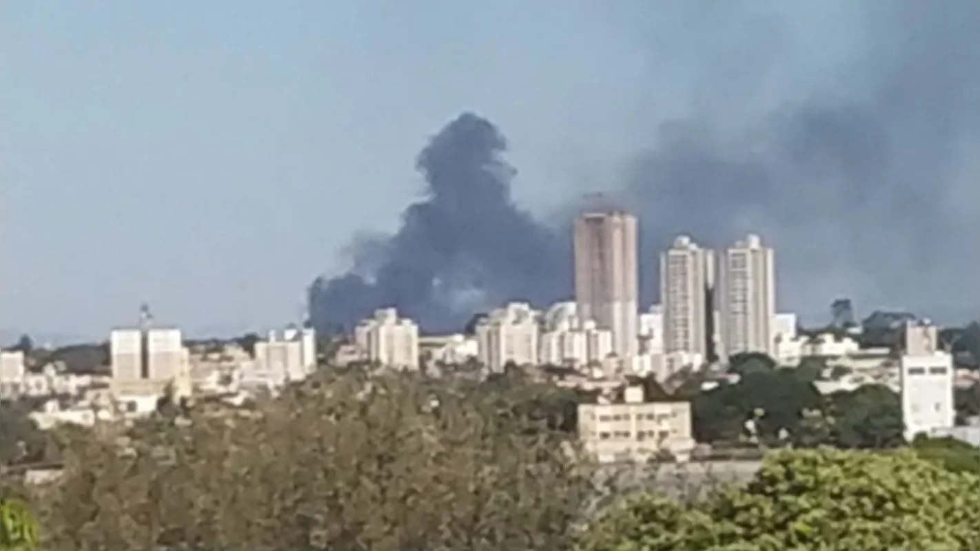 Imagem ilustrativa da imagem Fogo atinge depósito de recicláveis na zona sul