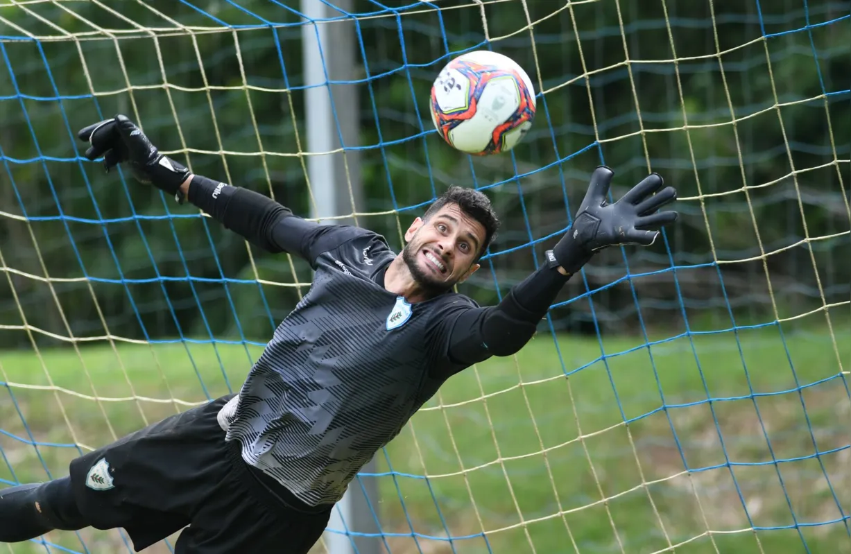 Recuperado de lesão no tornozelo, o goleiro Dalton voltará a ser titular diante do Rio Branco
