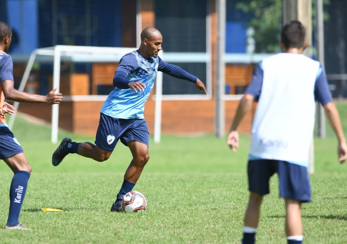 O volante Jean Henrique é um dos jogadores do LEC com contrato até o fim do Paranaense e sem garantir de permanecer na Série B