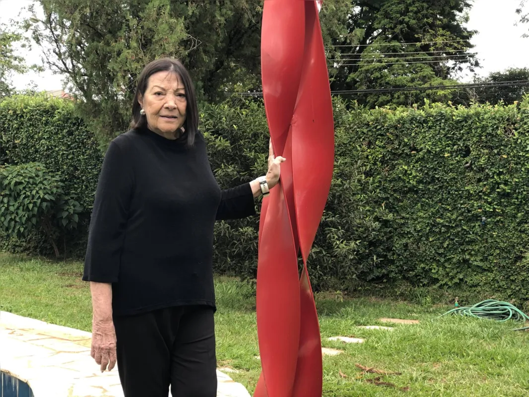 Ana Maria Barreto com escultura do cearense Sérvulo Esmeraldo