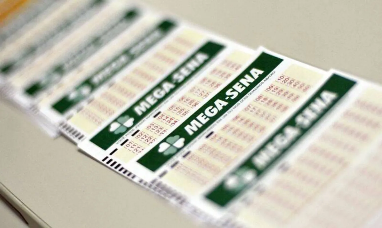 No último concurso da Mega da Virada, em 31 de dezembro de 2020, duas apostas acertaram as seis dezenas e dividiram o prêmio de 325,2 milhões