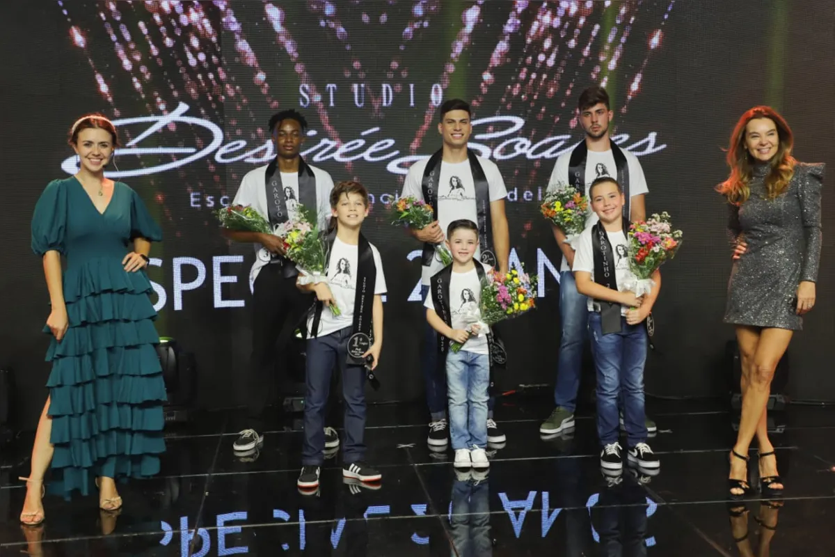 A booker Carla Dalbello e Desirée Soares com os vencedores nas categorias masculinas