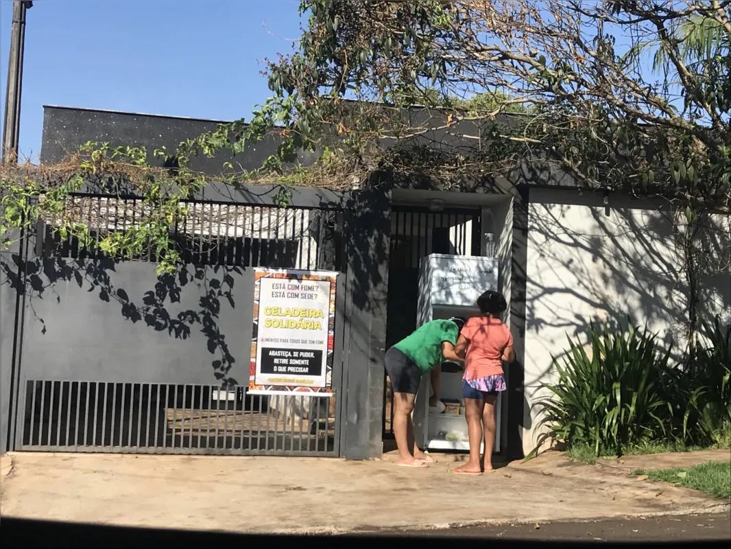 Geladeira foi instalada na frente da casa de uma família, no Jardim Alvorada, há poucos dias 