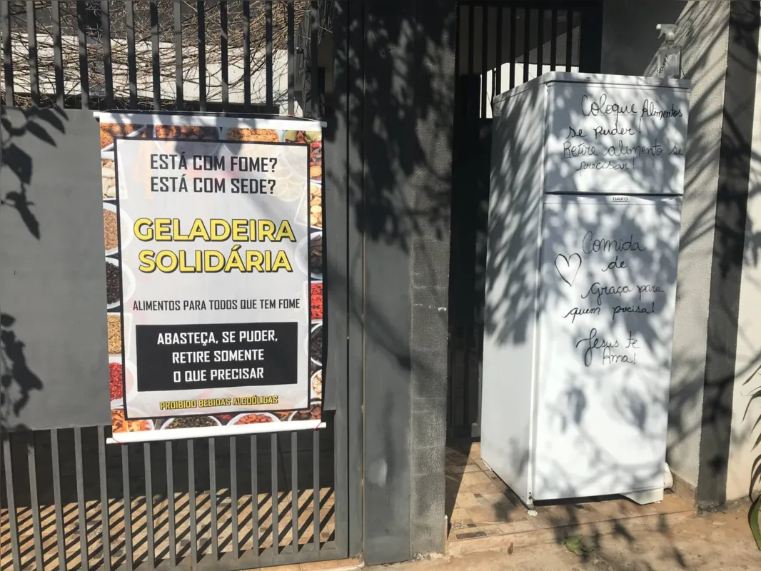 Imagem ilustrativa da imagem Geladeira Solidária em Cambé oferece alimentos a quem precisa