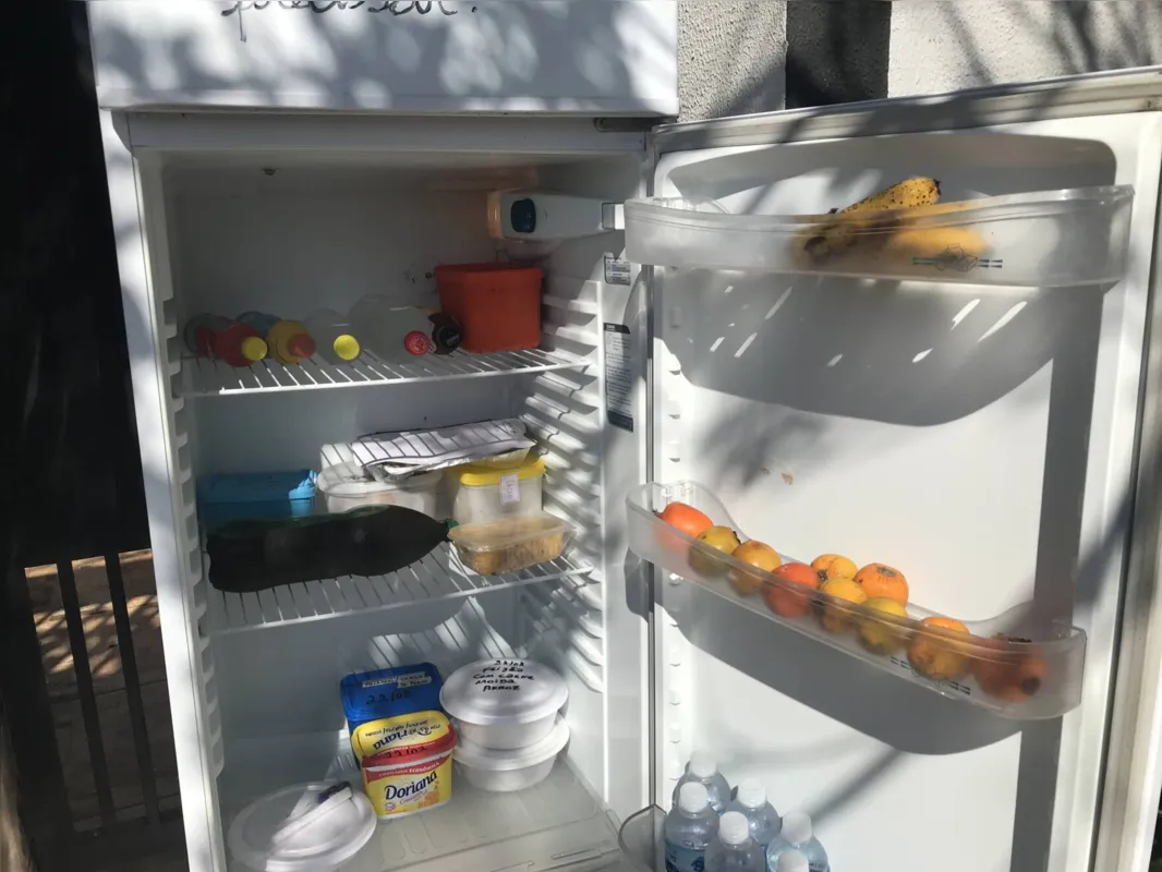 Imagem ilustrativa da imagem Geladeira Solidária em Cambé oferece alimentos a quem precisa
