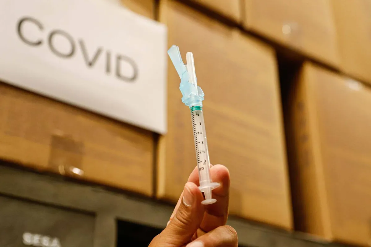 O imunizante, que ainda está em fase de testes, apontou a produção de anticorpos comparáveis e até superiores aos reportados pela vacina AstraZeneca/Oxford.