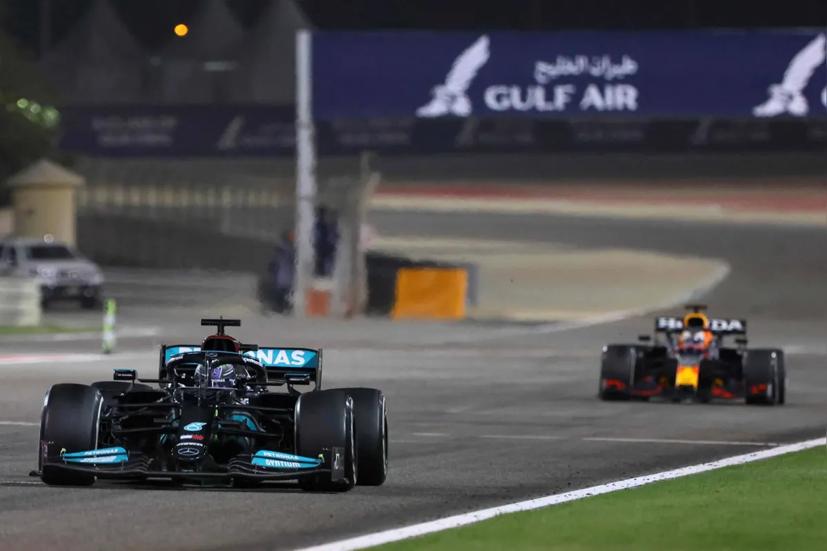 Imagem ilustrativa da imagem Hamilton luta até o fim e bate Verstappen no GP do Bahrein de F1