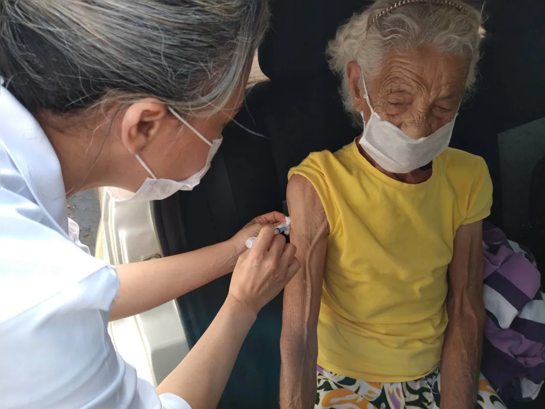 Imagem ilustrativa da imagem Idosos acima de 85 anos são vacinados contra Covid em Cambé