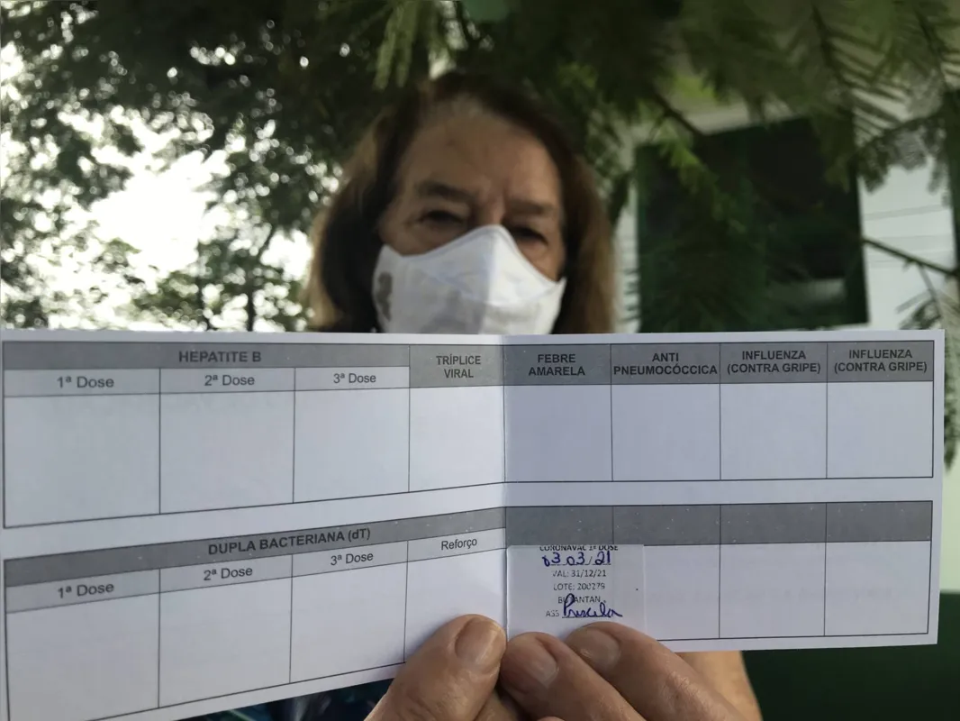 "Não doeu, não senti nada", disse a dona de casa Maria Chocinia Cupini, 82, exibindo o registro na Carteira de Vacinação