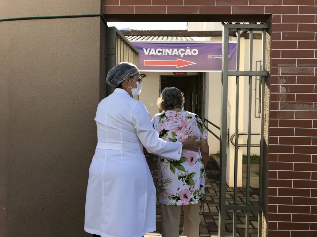 Imagem ilustrativa da imagem Idosos recebem a segunda dose da vacina em Londrina em clima de emoção