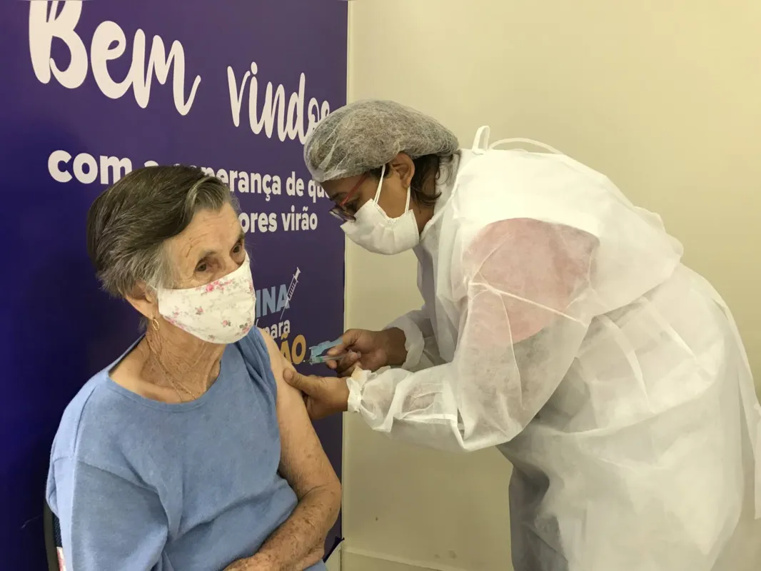 Rosa Palma Marques, 86, recebe a segunda dose da vacina contra o coronavírus no CCI Zona Norte