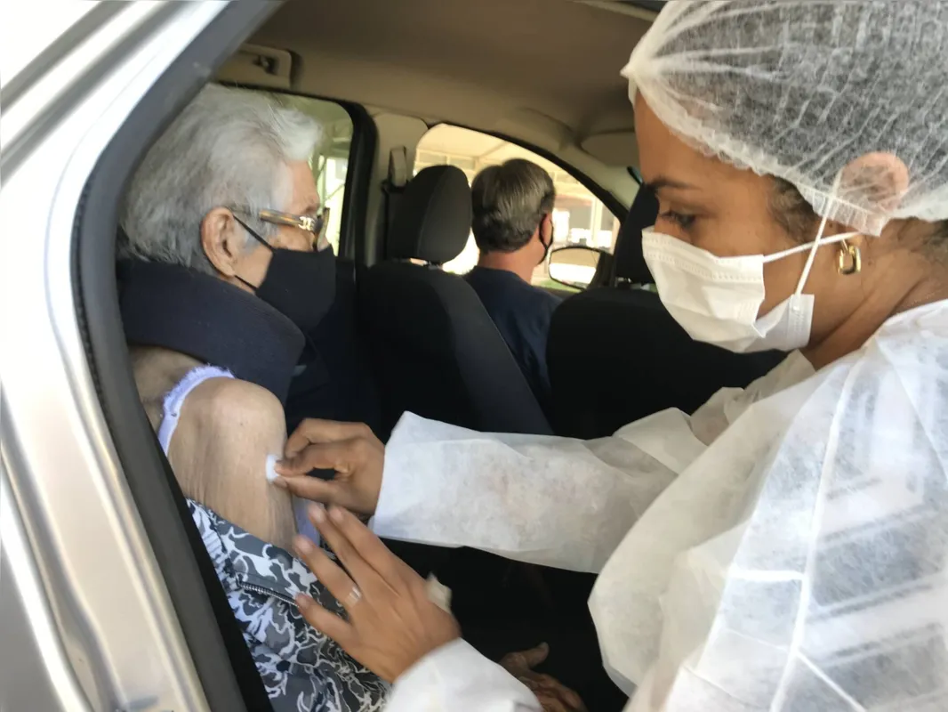 Maria Nazatto Perez, de 95 anos, recebeu a segunda dose da Coronavac dentro do veículo 