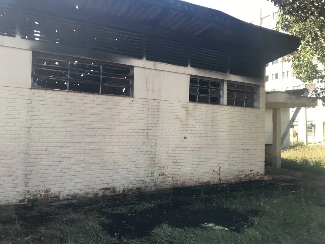 O fogo atingiu parte da capela mortuária e só foi controlado com a chegada do Corpo de Bombeiros