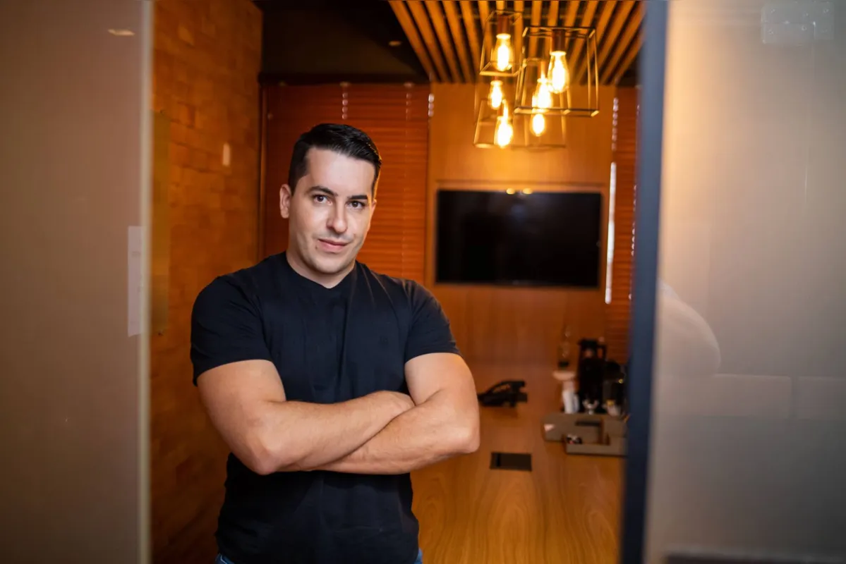 O analista de investimentos Cesar Karam busca ensinar seus seguidores a alcançar a desejada liberdade financeira