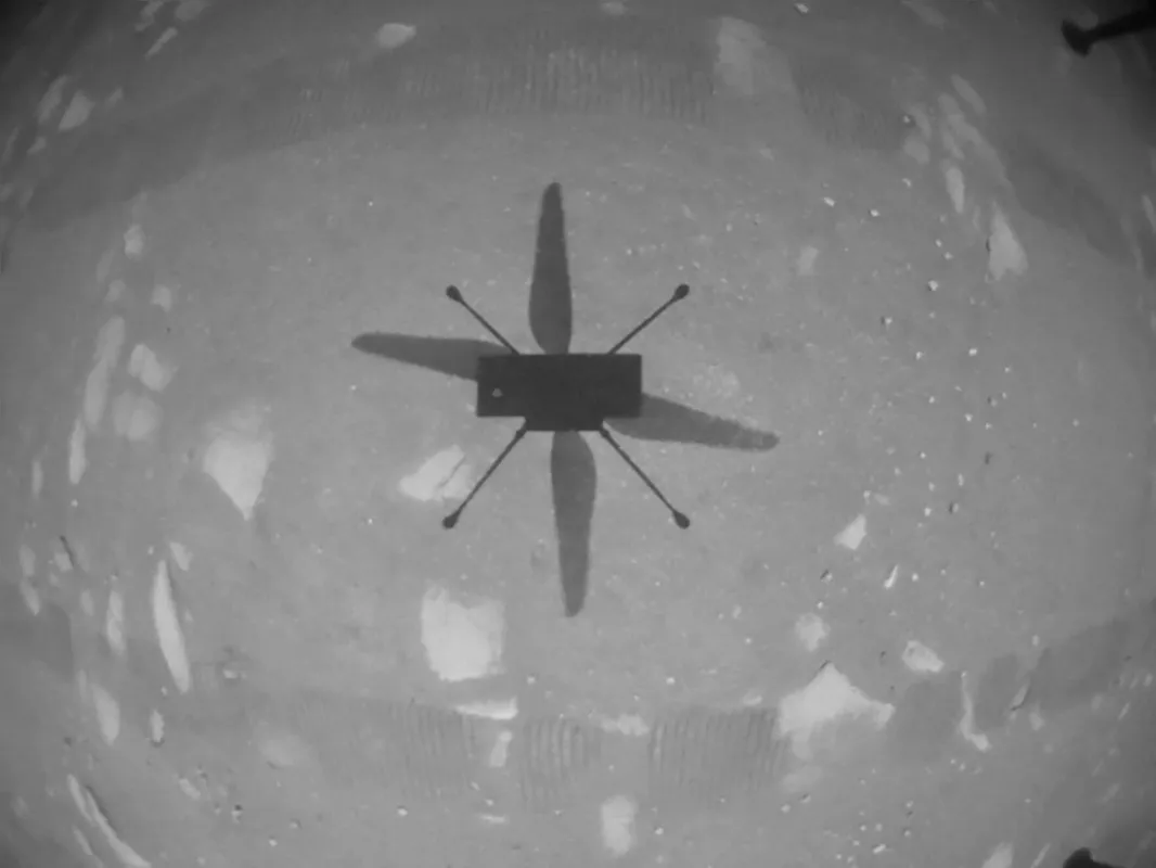 Imagem ilustrativa da imagem Ingenuity realiza o primeiro voo de uma aeronave em Marte