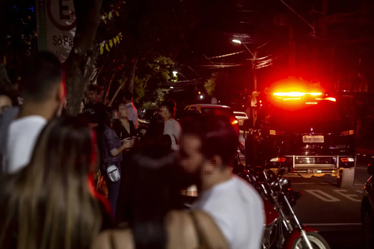 Decreto em Londrina permite funcionamento de bares até as 23 horas; a foto foi tirada após esse horário, na rua Paranaguá, mesmo após o fechamento dos estabelecimentos 
