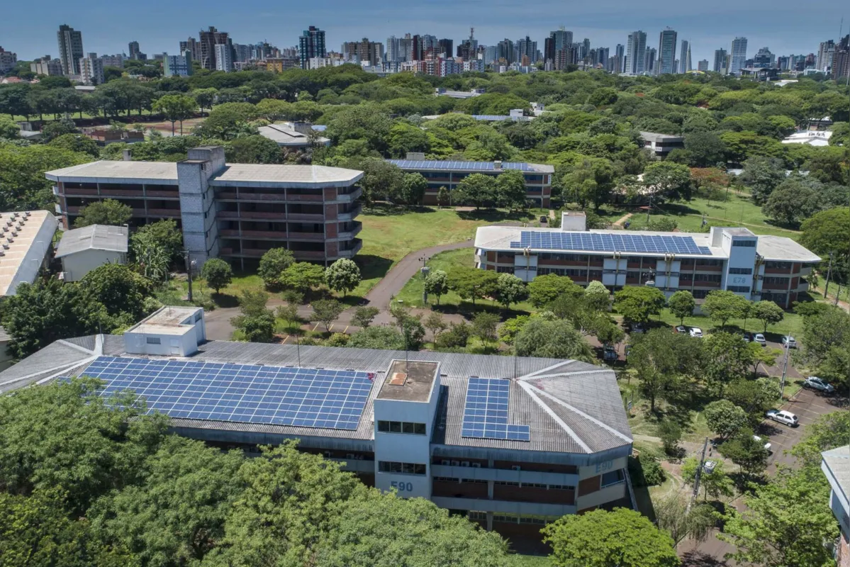 Com a entrada em funcionamento da usina de minigeração fotovoltaica de energia, a UEM (Universidade Estadual de Maringá) dá mais um passo no caminho para sustentabilidade e eficiência energética.