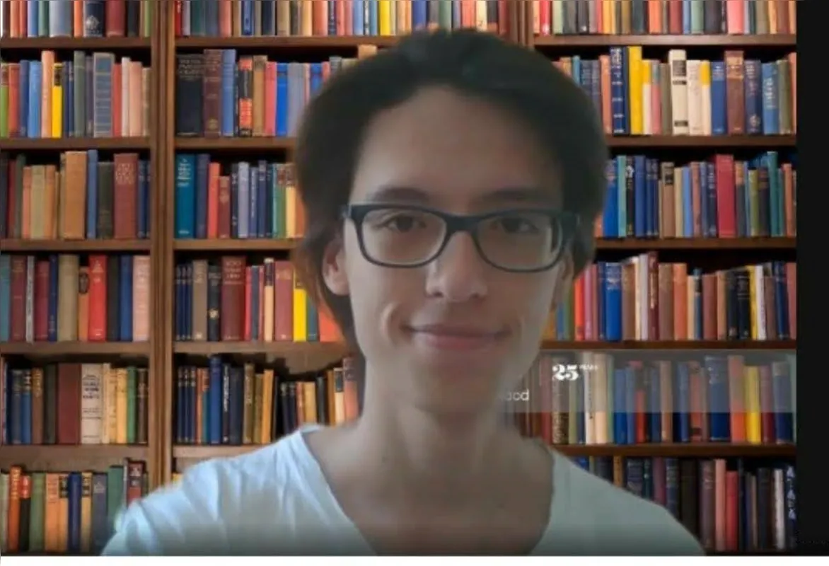 Estudante e cronista, Akira Demenech participa do debate sobre literatura no vestibular