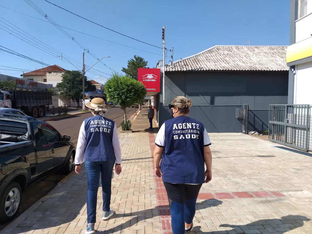 Servidores da prefeitura estão orientando as pessoas a ficarem em casa