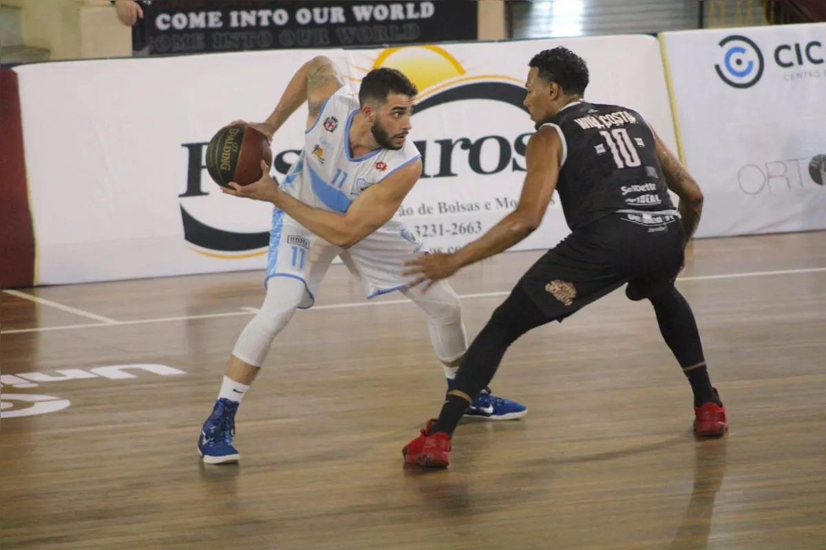 Londrina Basketball em ação na primeira etapa do Brasileiro de basquete