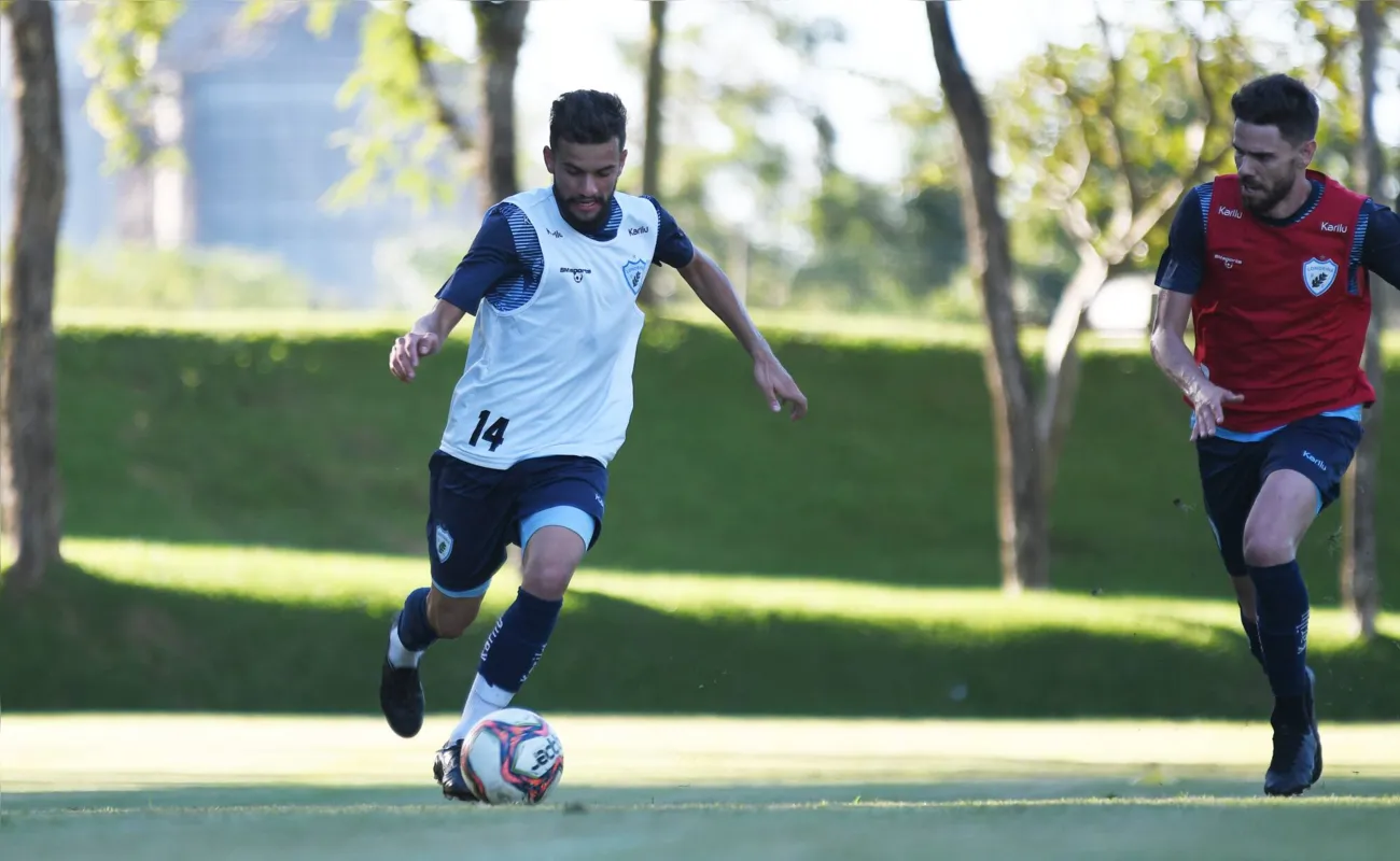 Com tantos problemas no elenco, o técnico Roberto Fonseca deve escalar o volante Luan improvisado na lateral-esquerda