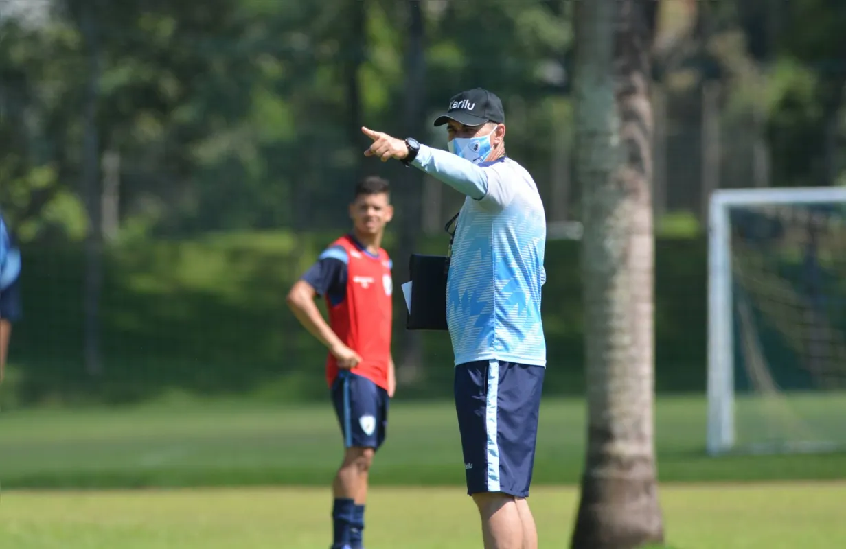 Ainda sem treinador, Edson Borges comanda os treinos do LEC interinamente