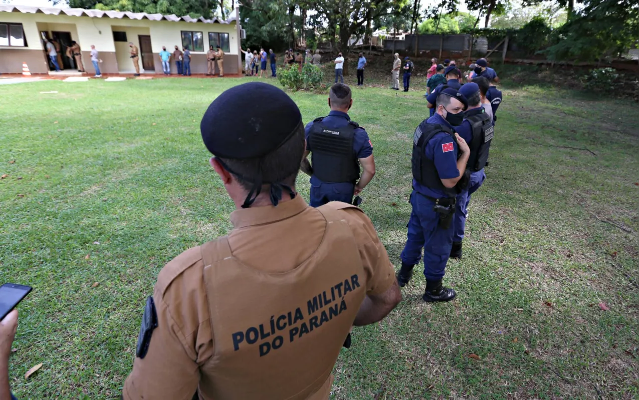 Agentes de segurança fizeram fila para receber a primeira dose da vacina contra Covid-19