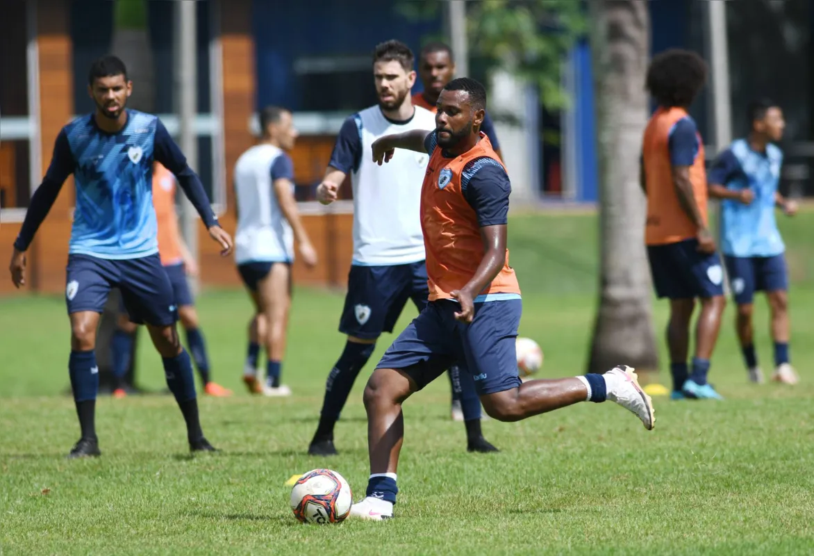 Depois de atuação apagada na estreia, torcida espera um futebol melhor do camisa 10 Adenílson