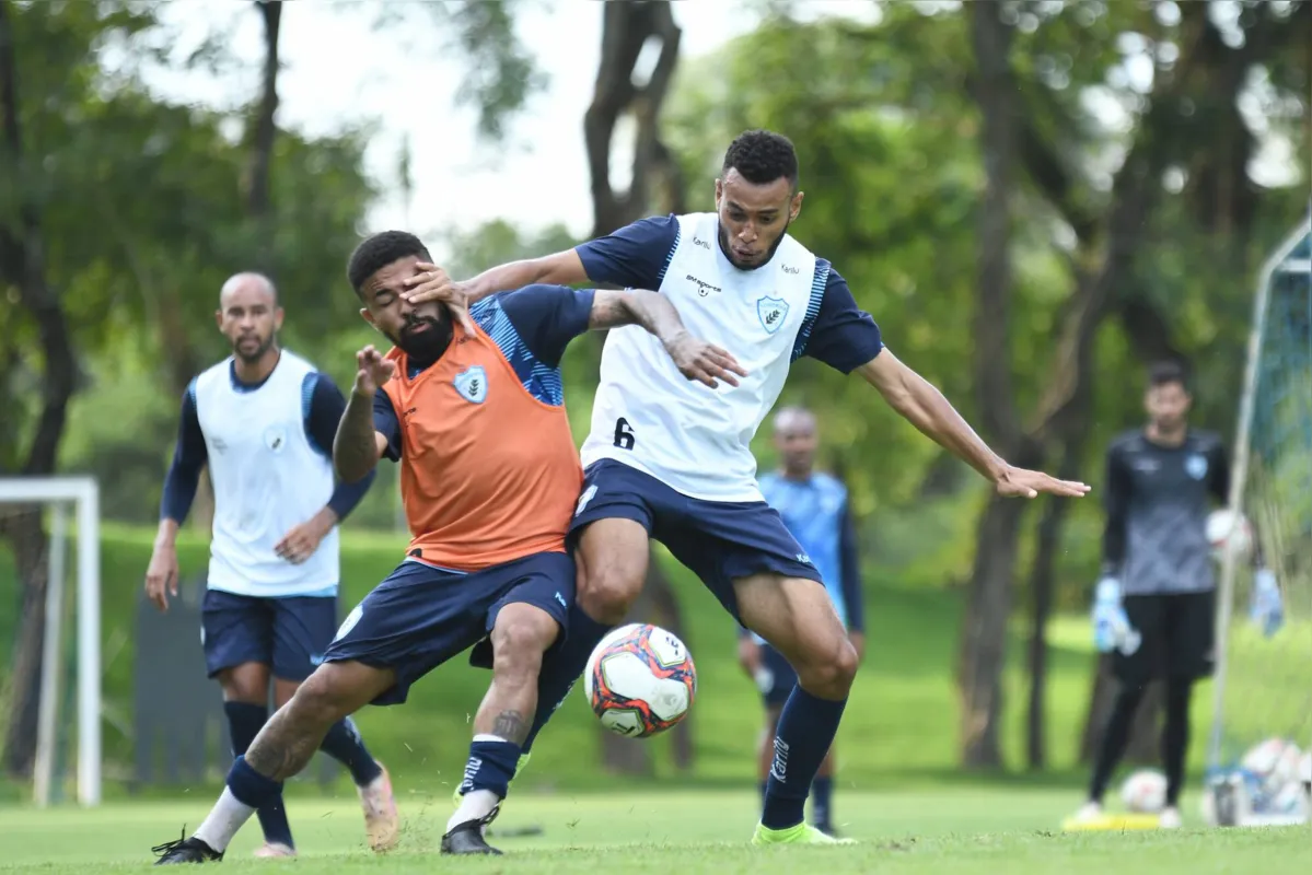 Juan Matos (branco) será a única novidade do Londrina para o jogo com o Toledo